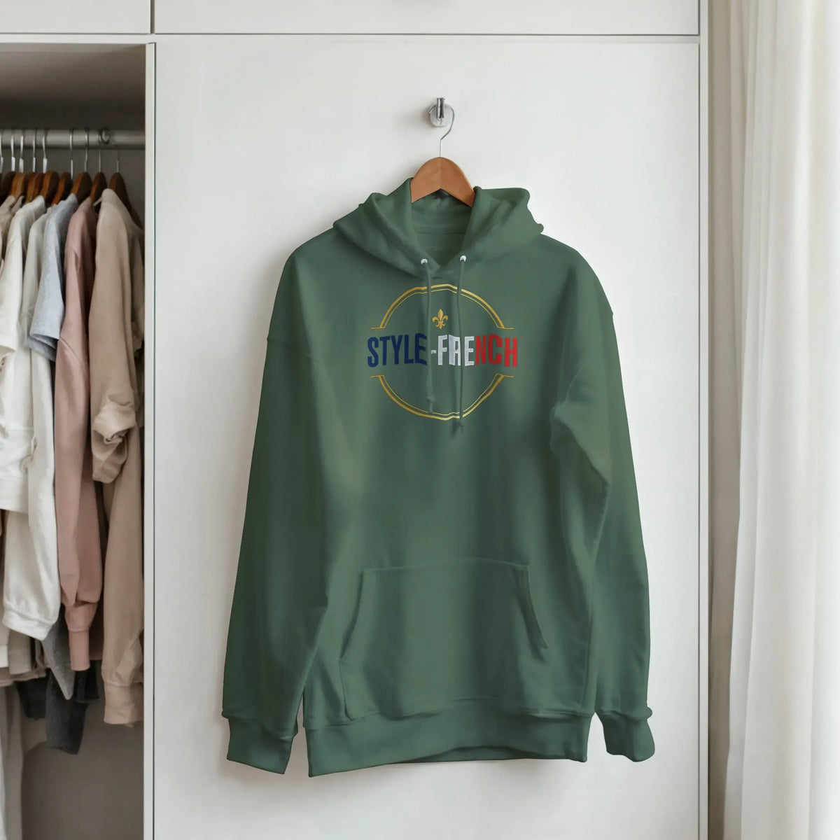 sweatshirt à capuche qualité supérieure France suspendu dans un dressing, confortable et stylé, couleur verte.