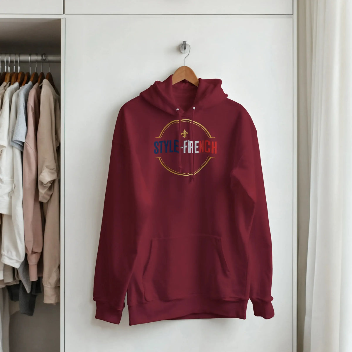 sweatshirt à capuche qualité supérieure France dans une armoire avec d'autres vêtements