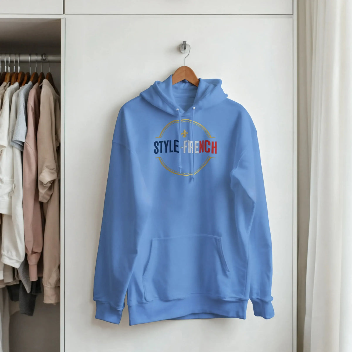 sweatshirt à capuche qualité supérieure France en bleu avec logo STYLE FRENCH, suspendu dans un placard