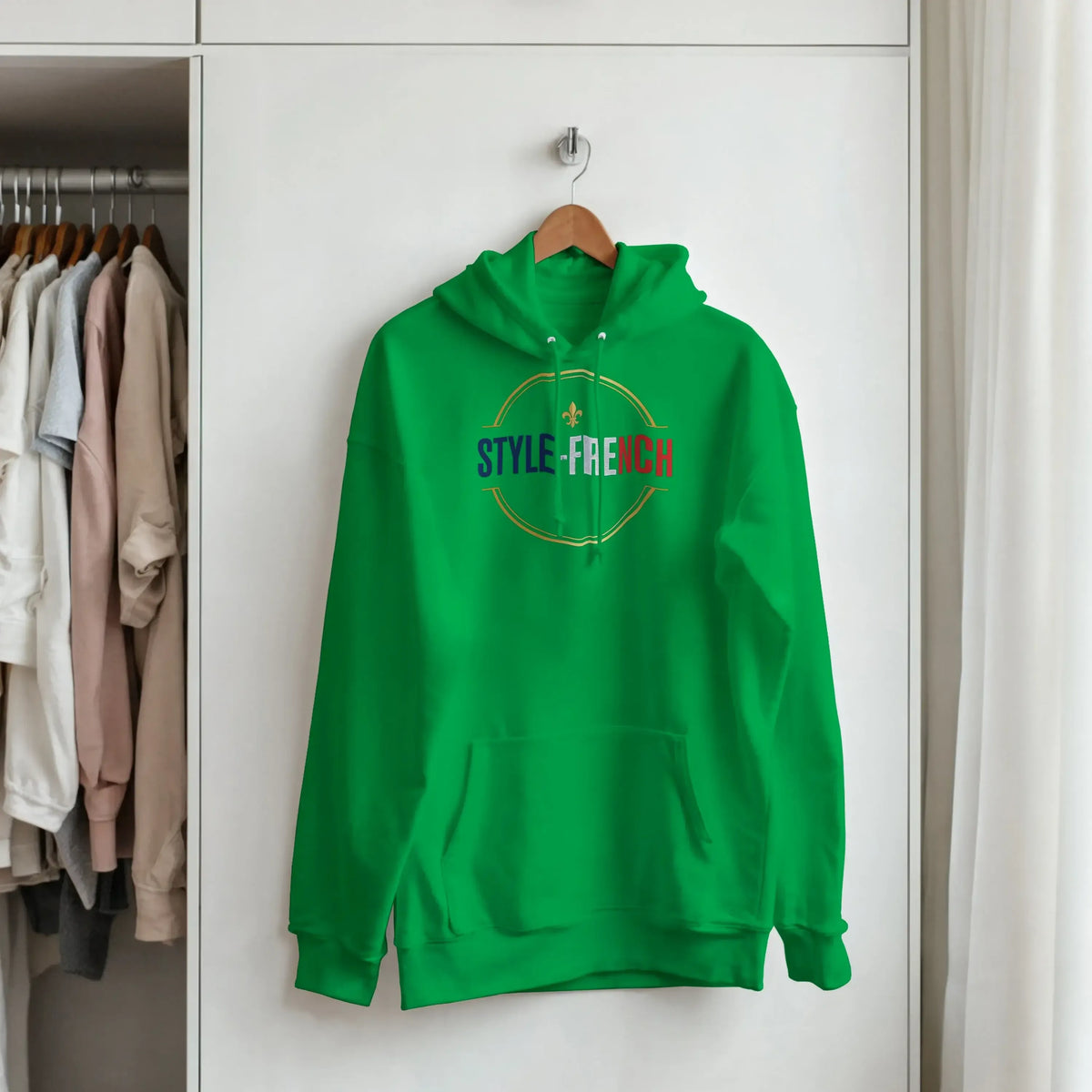 sweatshirt à capuche qualité supérieure France en vert avec un design stylé sur un cintre
