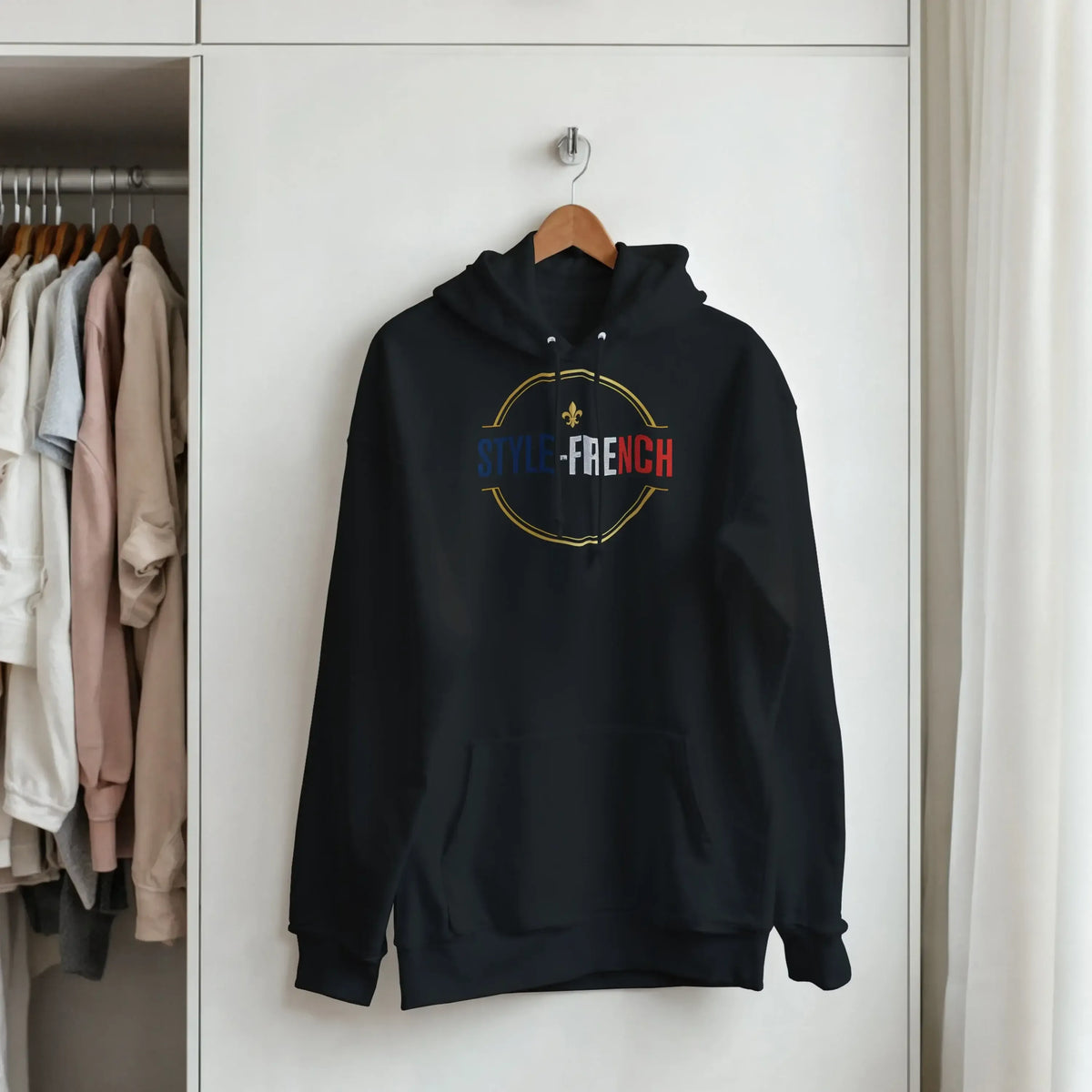 Sweatshirt à capuche qualité supérieure France avec logo STYLE-FRENCH, style décontracté et moderne.