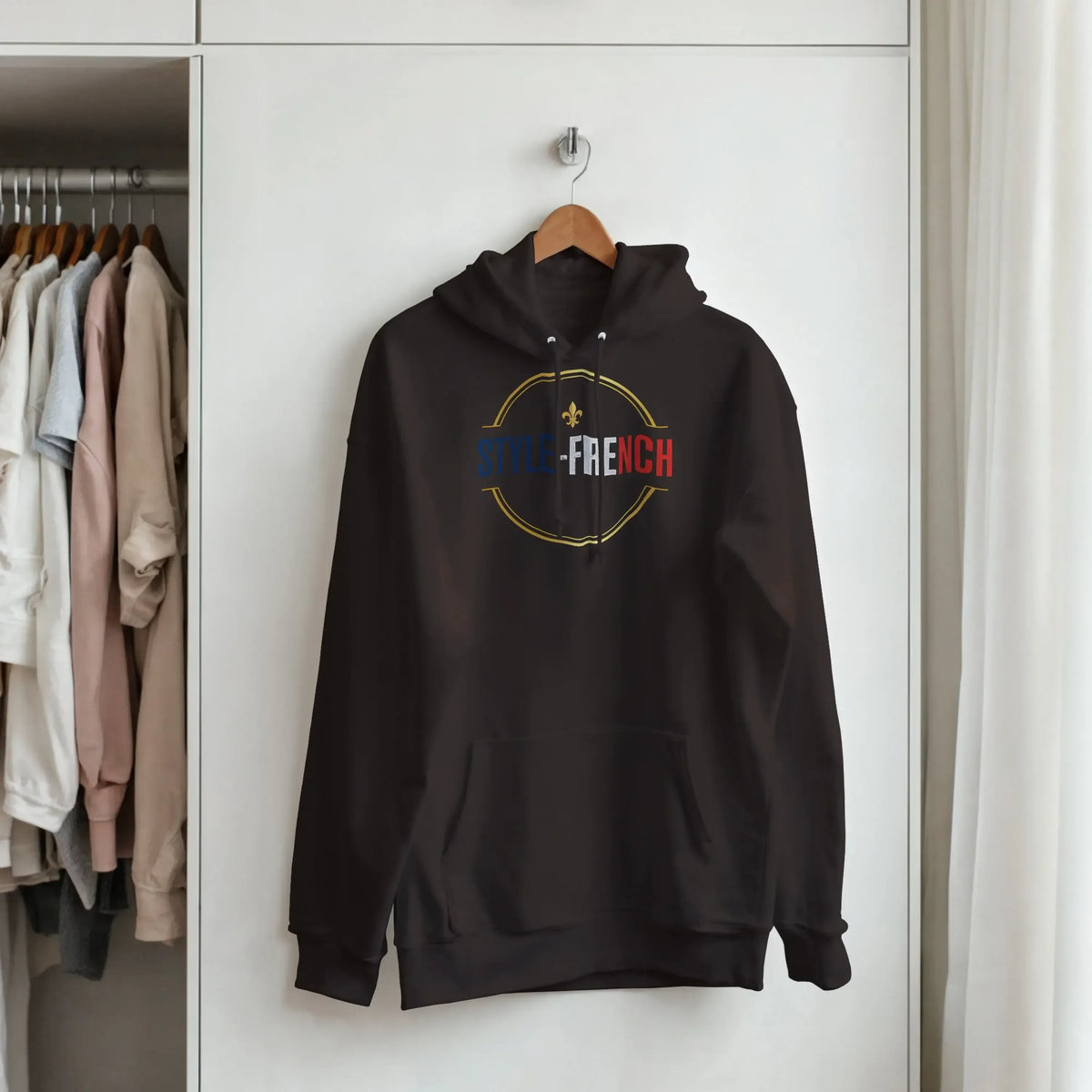 sweatshirt à capuche qualité supérieure France modèle femme avec design stylé