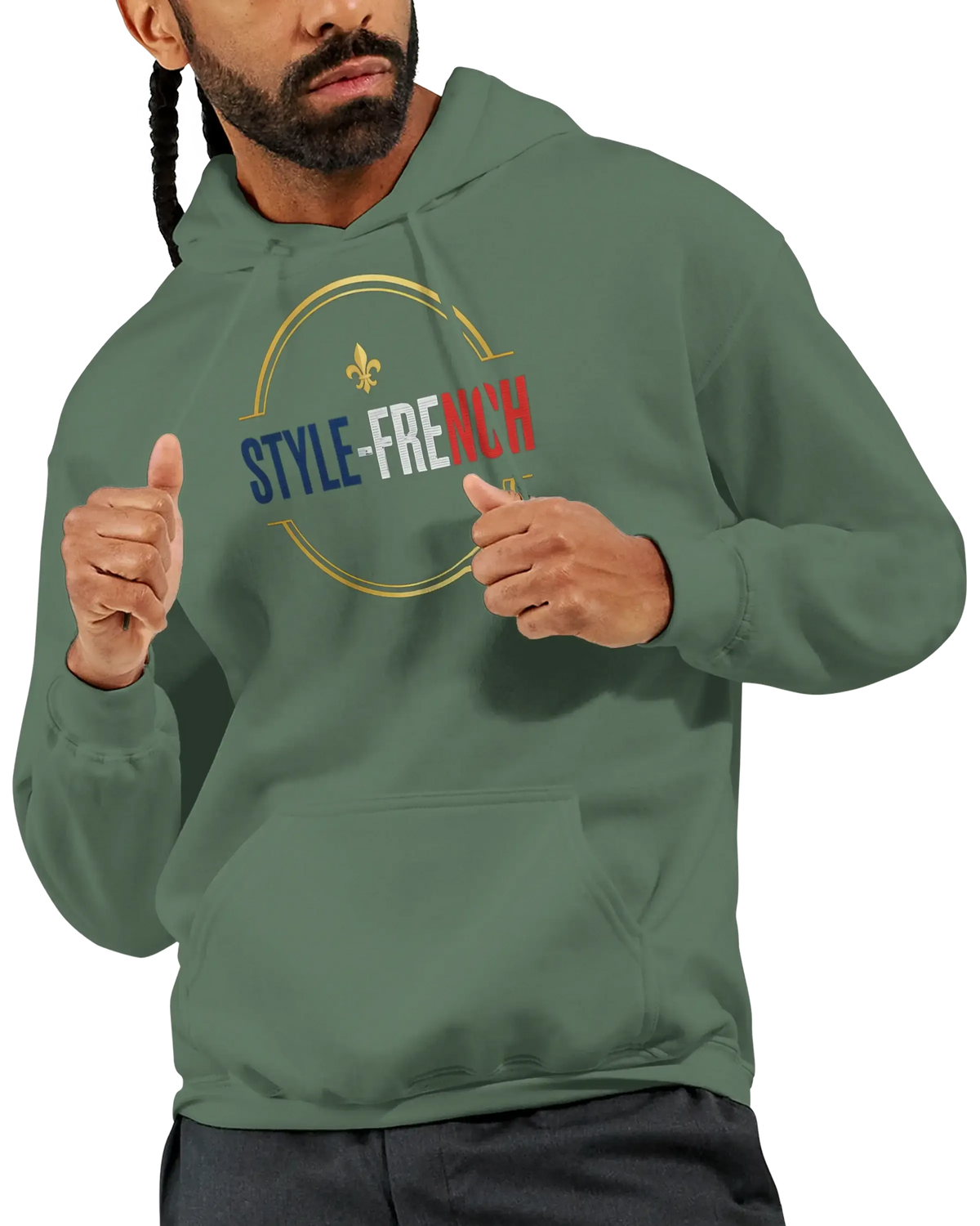 Homme portant un sweatshirt à capuche qualité supérieure France de couleur verte avec inscription STYLE-FRENCH.